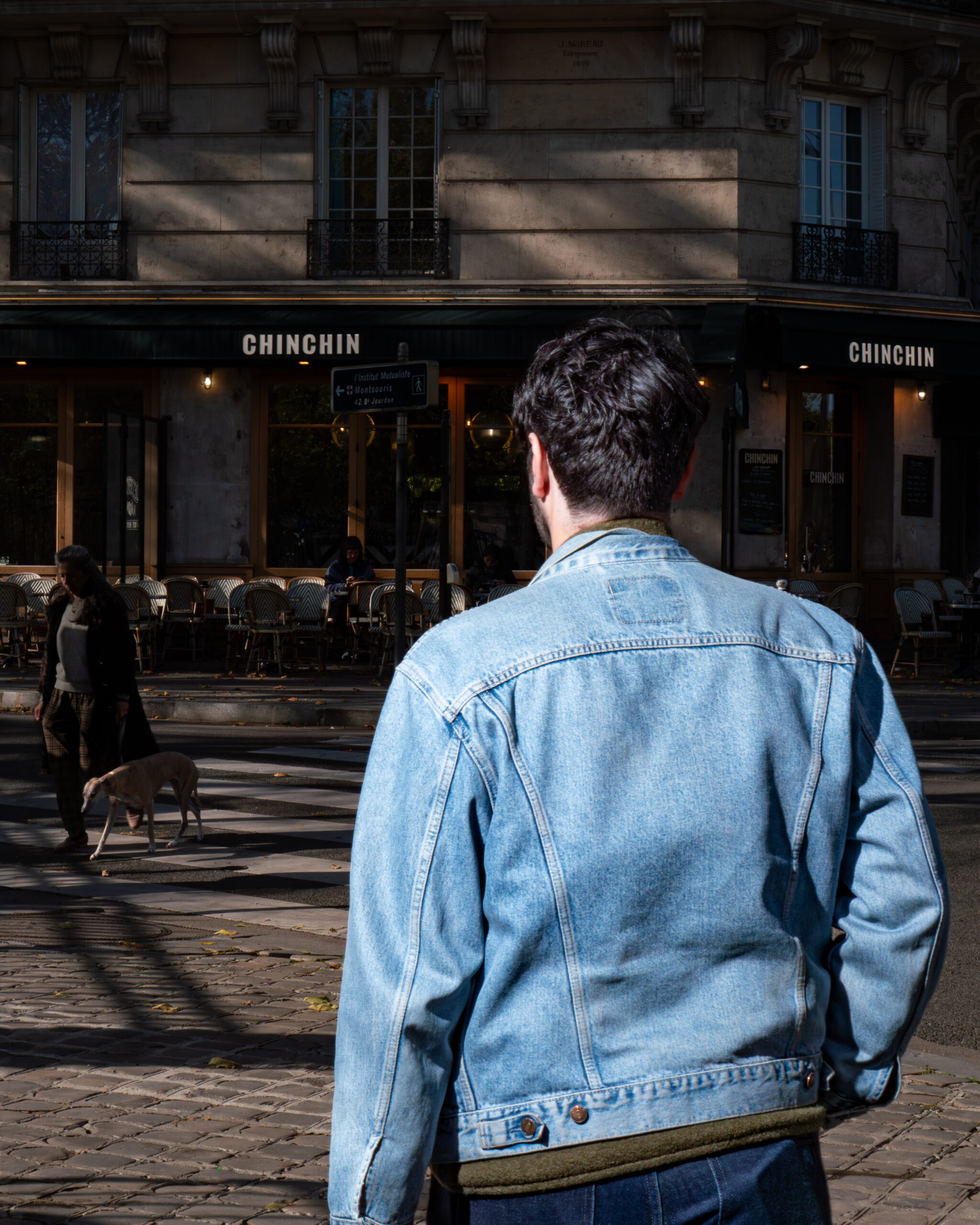 Photo lifestyle d'un homme devant un café parisien