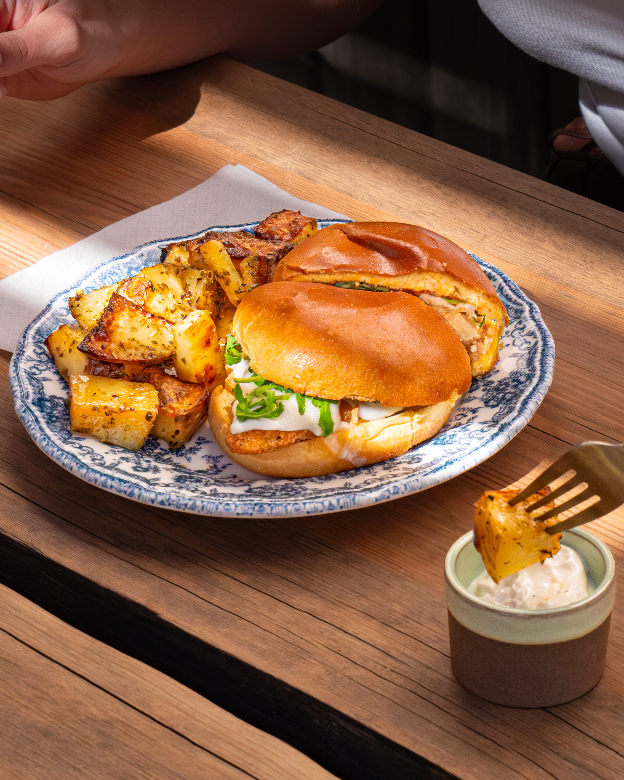 Photographie culinaire d'un burger végétarien dans un restaurant de la Côte d'Azur