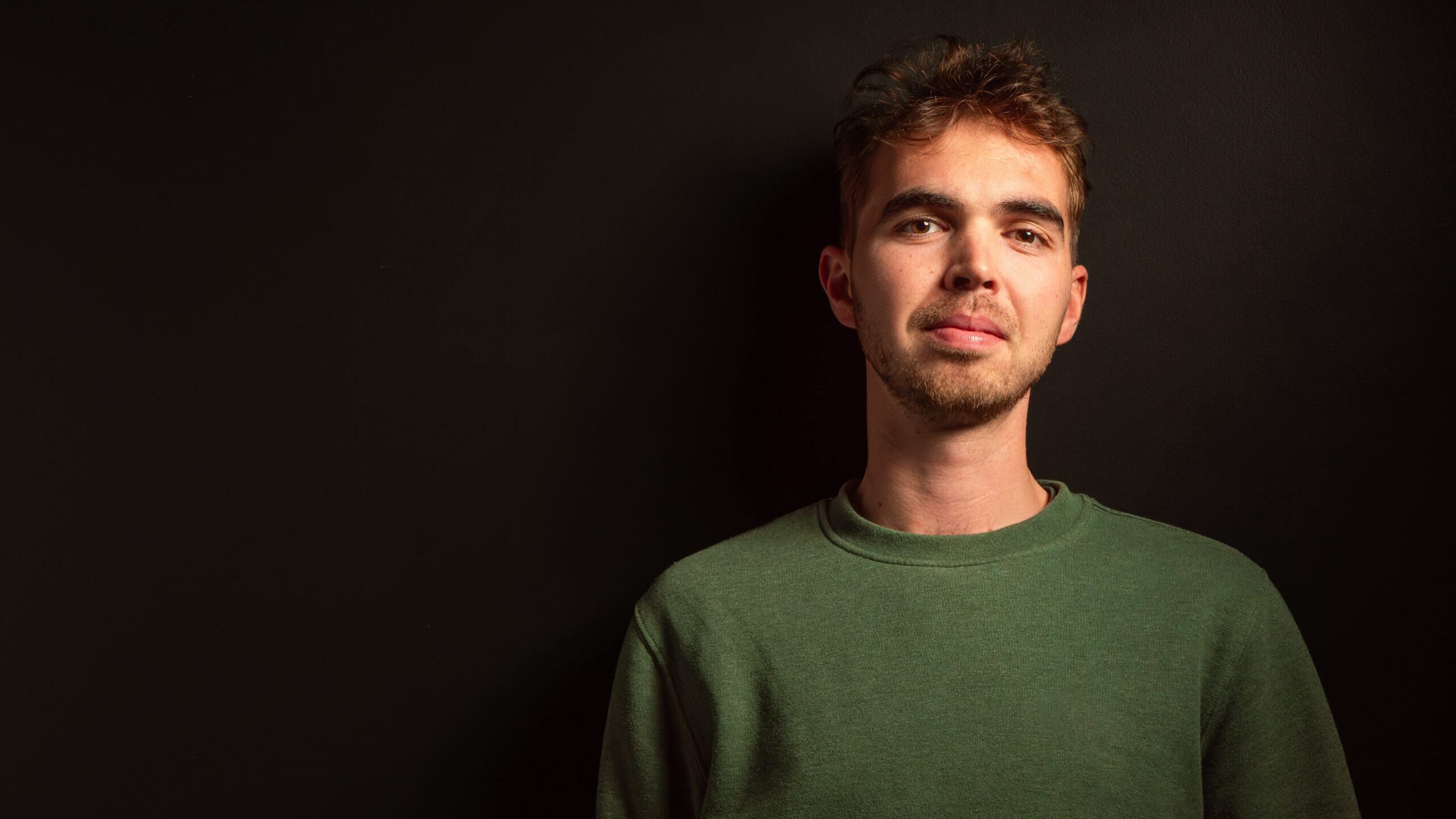 Portrait studio d'un homme