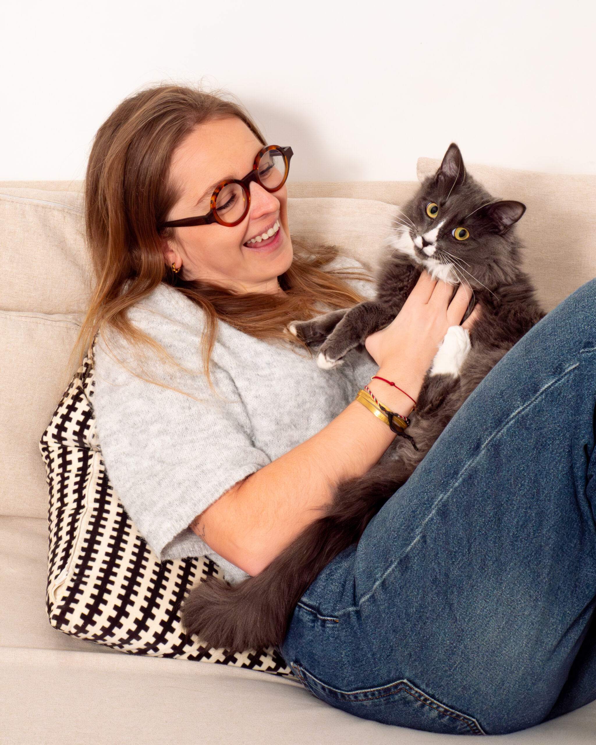 Portrait lifestyle d'une jeune femme et son chat