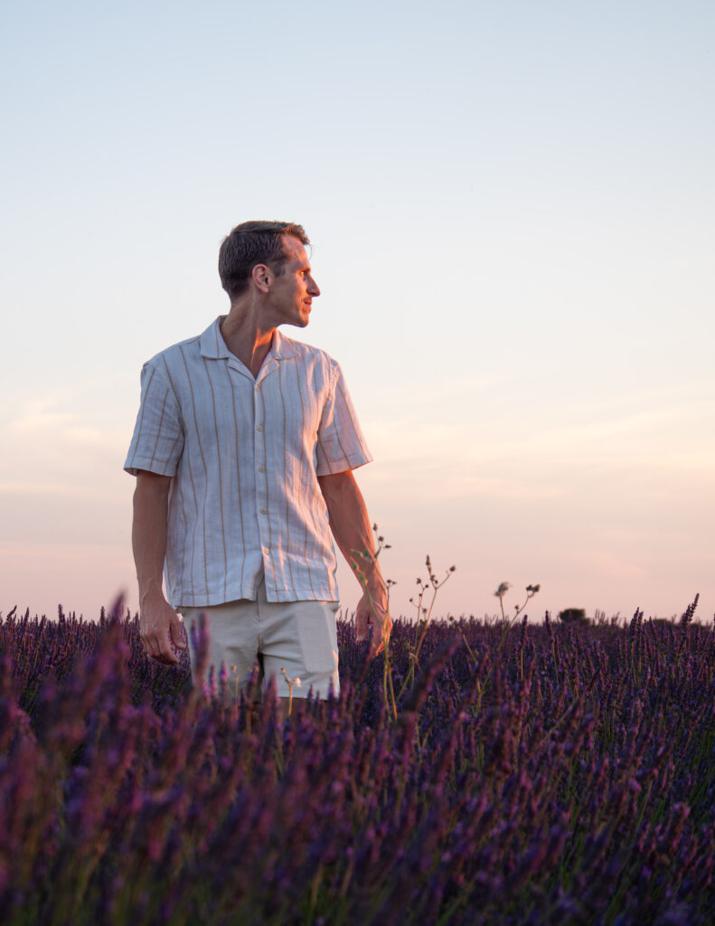 Portrait d'un homme dans un champs de lavande