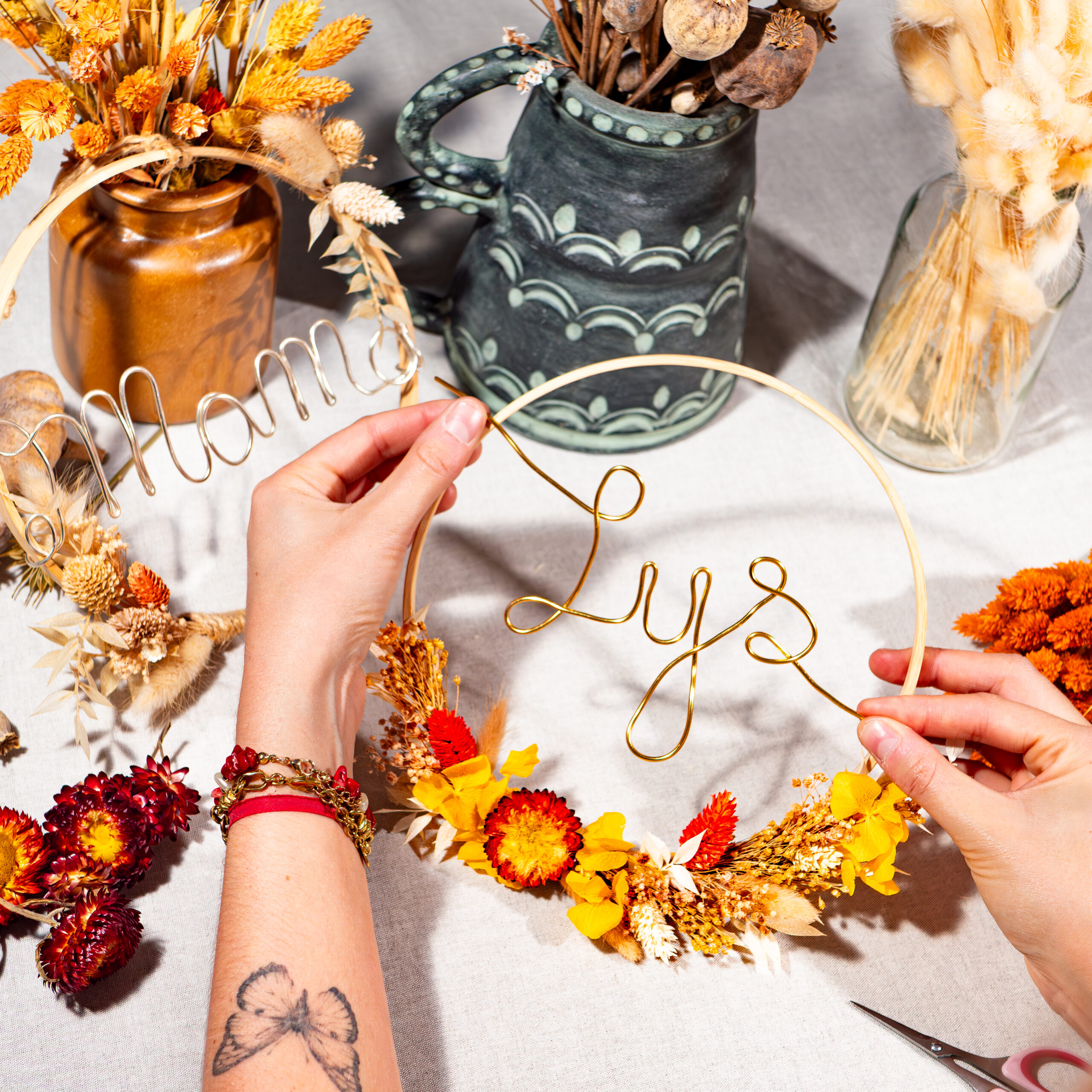 Photographie professionnelle d'un atelier de couronnes de fleurs