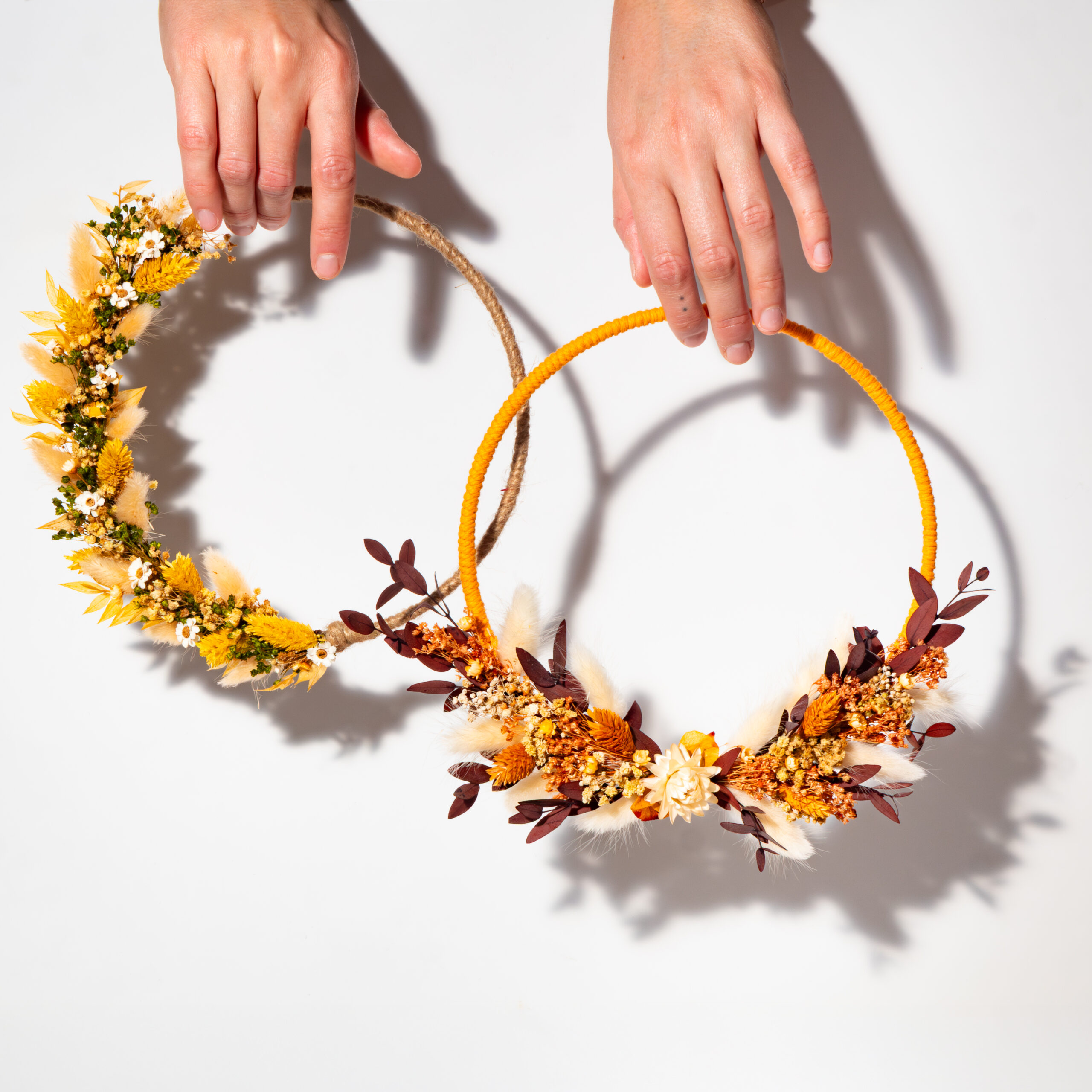 Photographie professionnelle d'un atelier de couronnes de fleurs