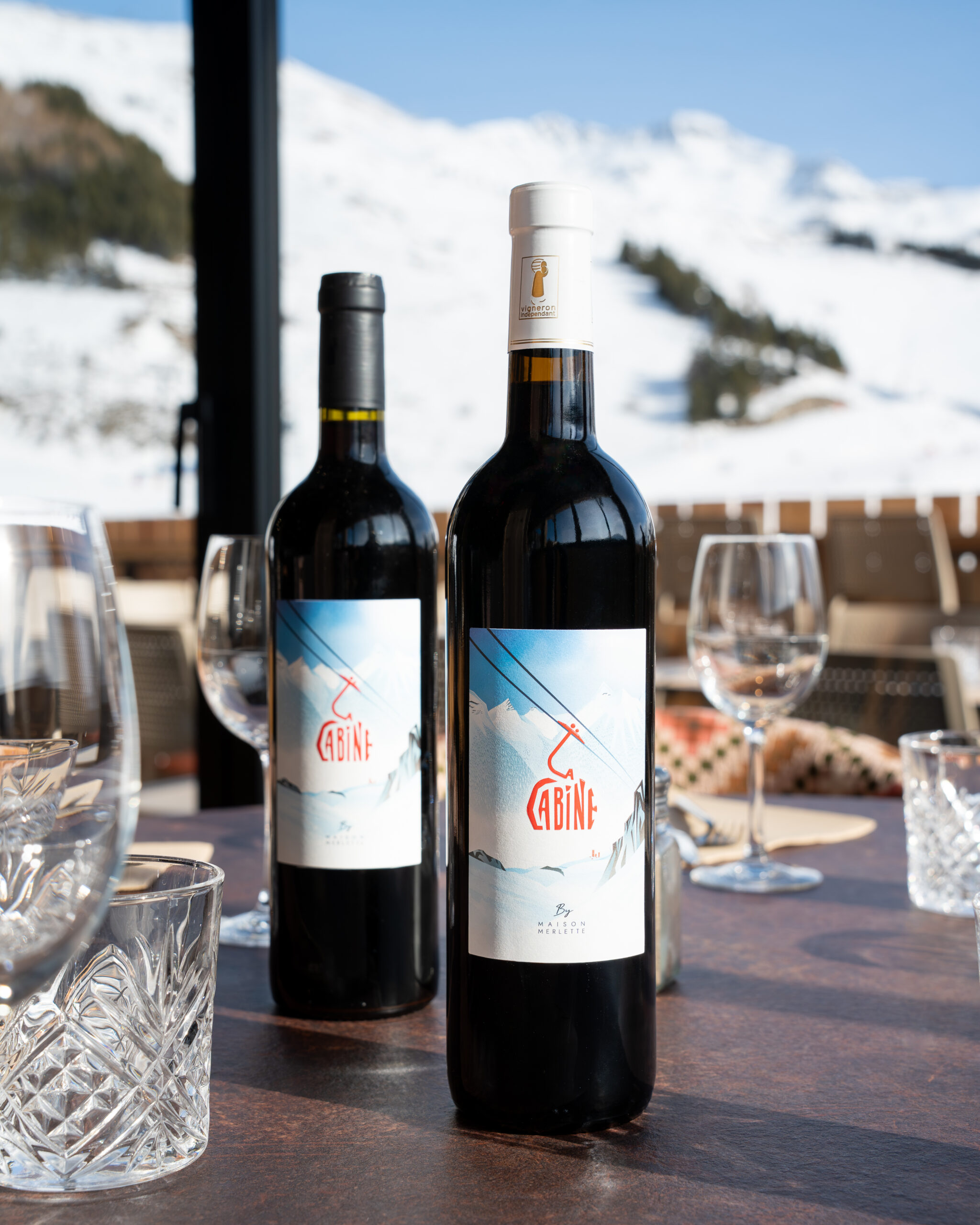 Bouteilles de vin sur une table de restaurant