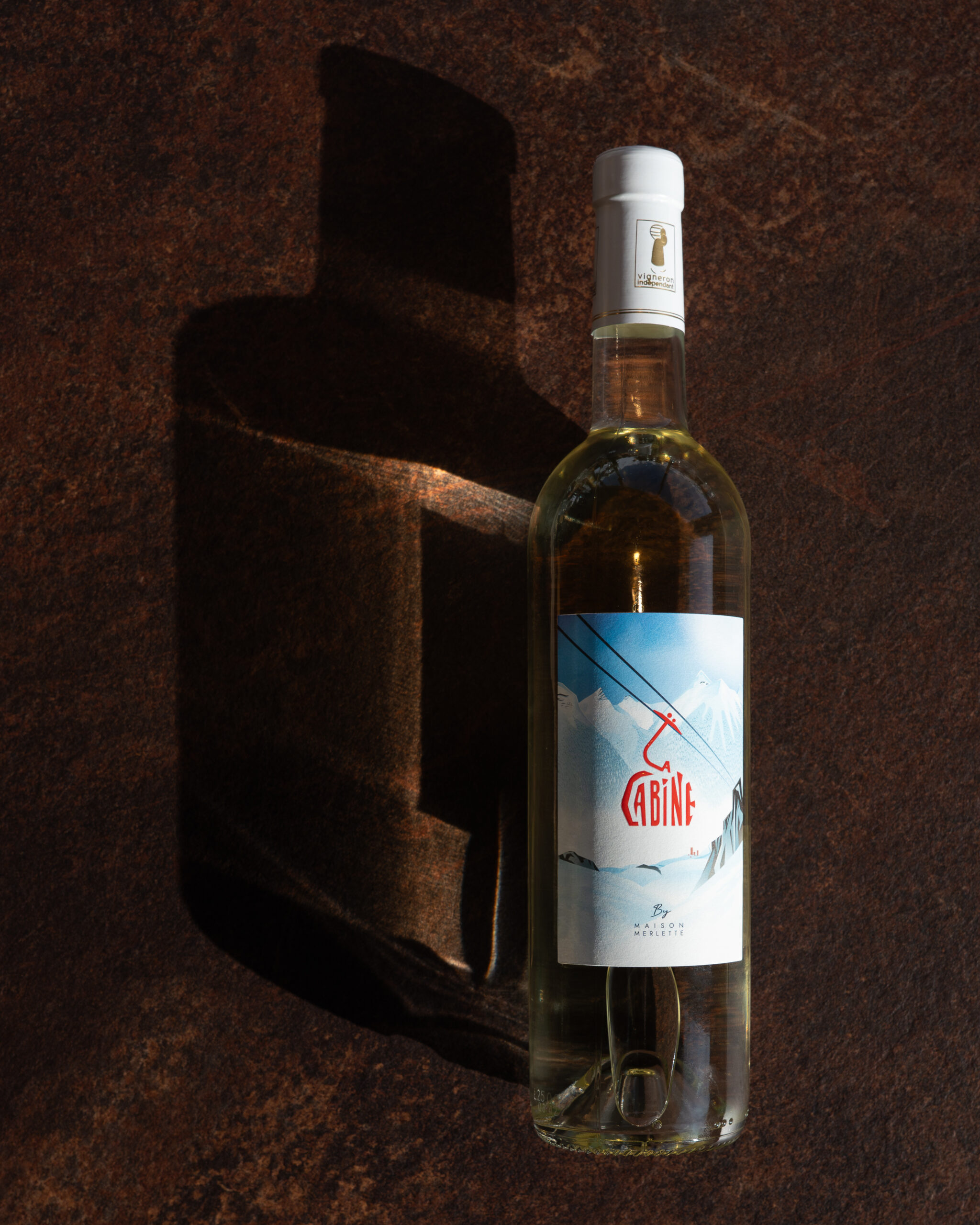 Bouteille de vin posée sur une table de restaurant