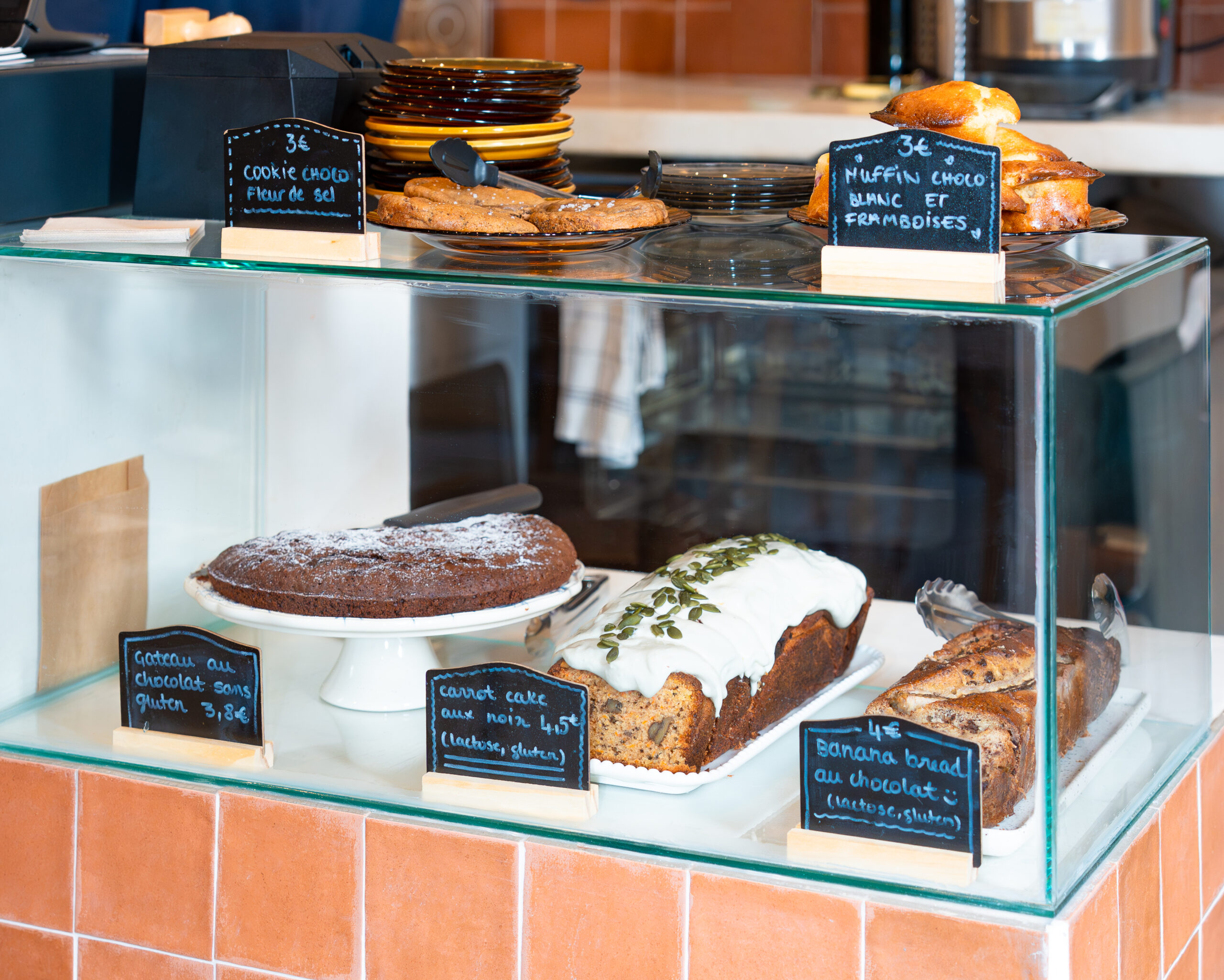 Vitrine des pâtisseries d'un café
