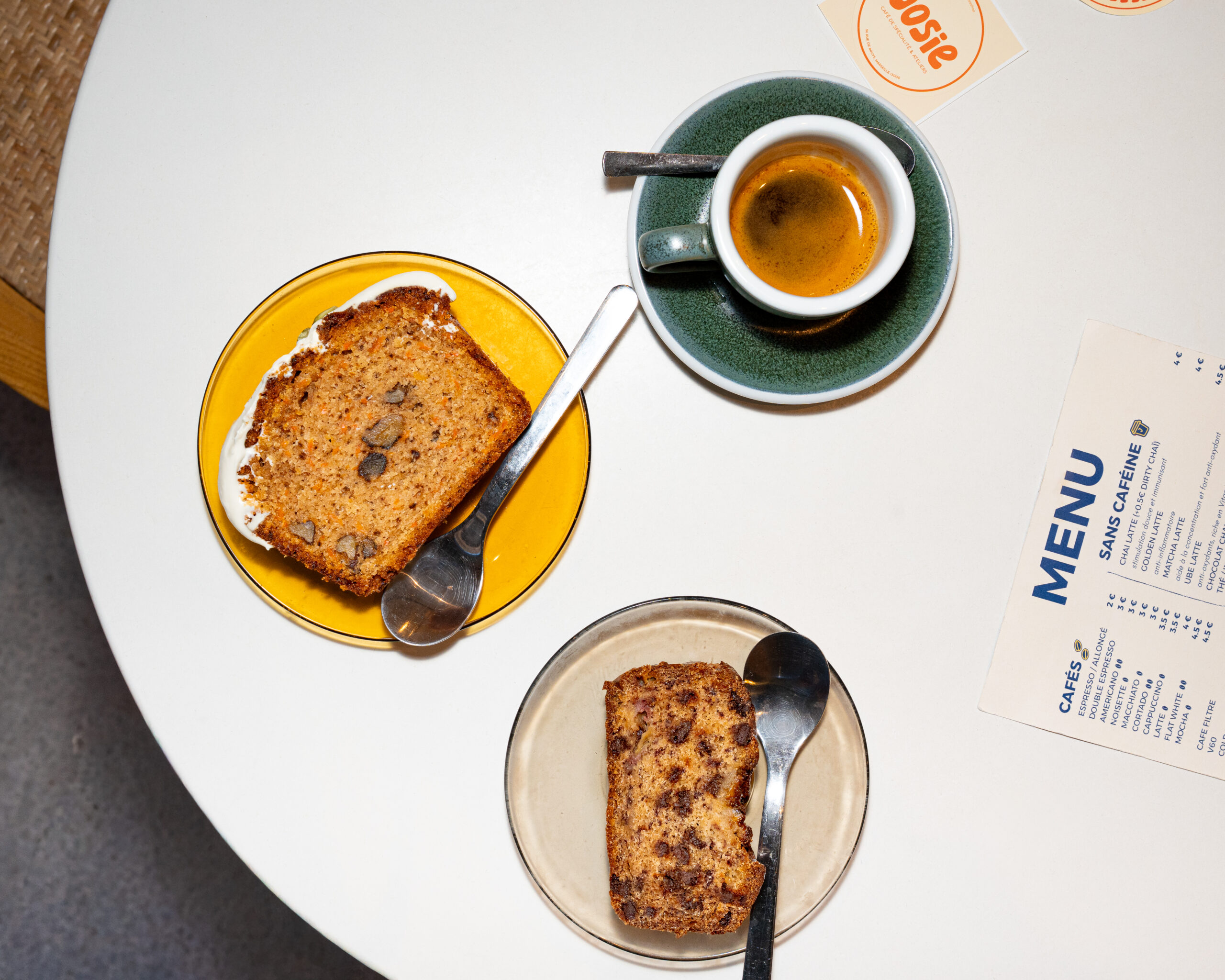 Table d'un café avec des pâtisseries