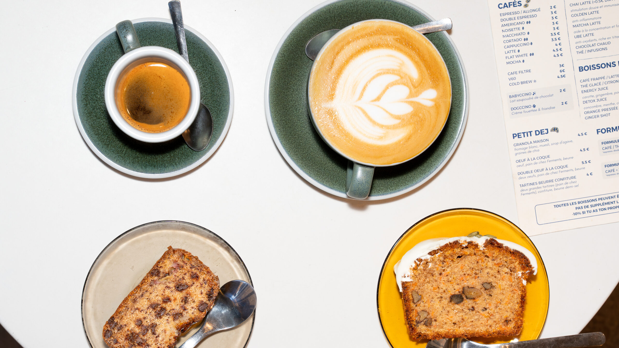 Table de café avec boissons et gâteaux