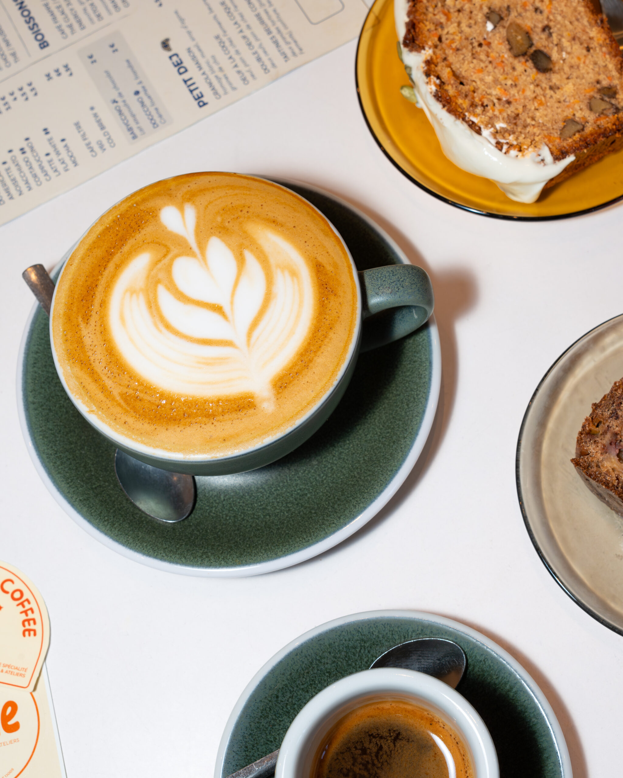 Table d'un café avec art latte et pâtisseries