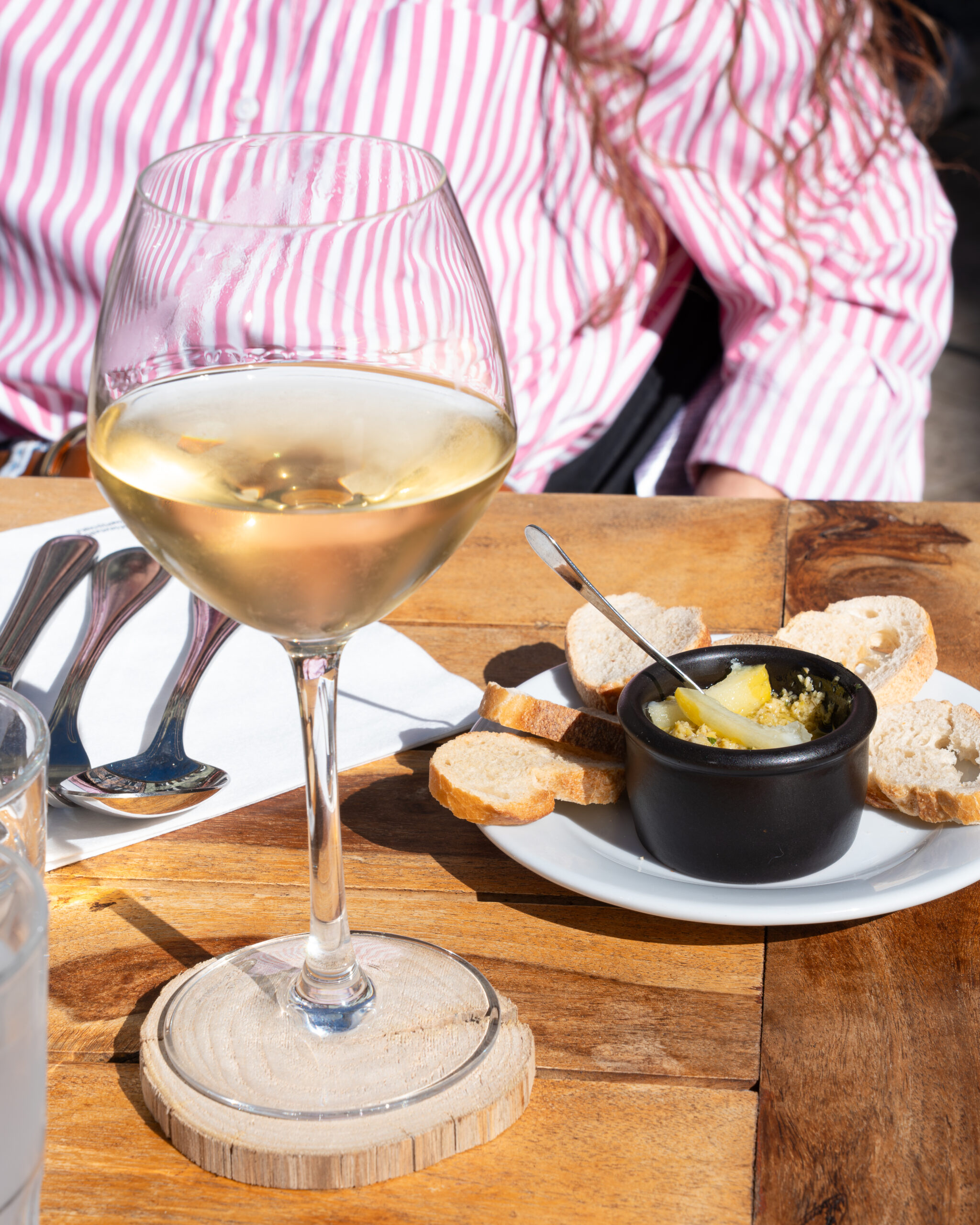 Verre de vin apéritif en terrasse d'un restaurant