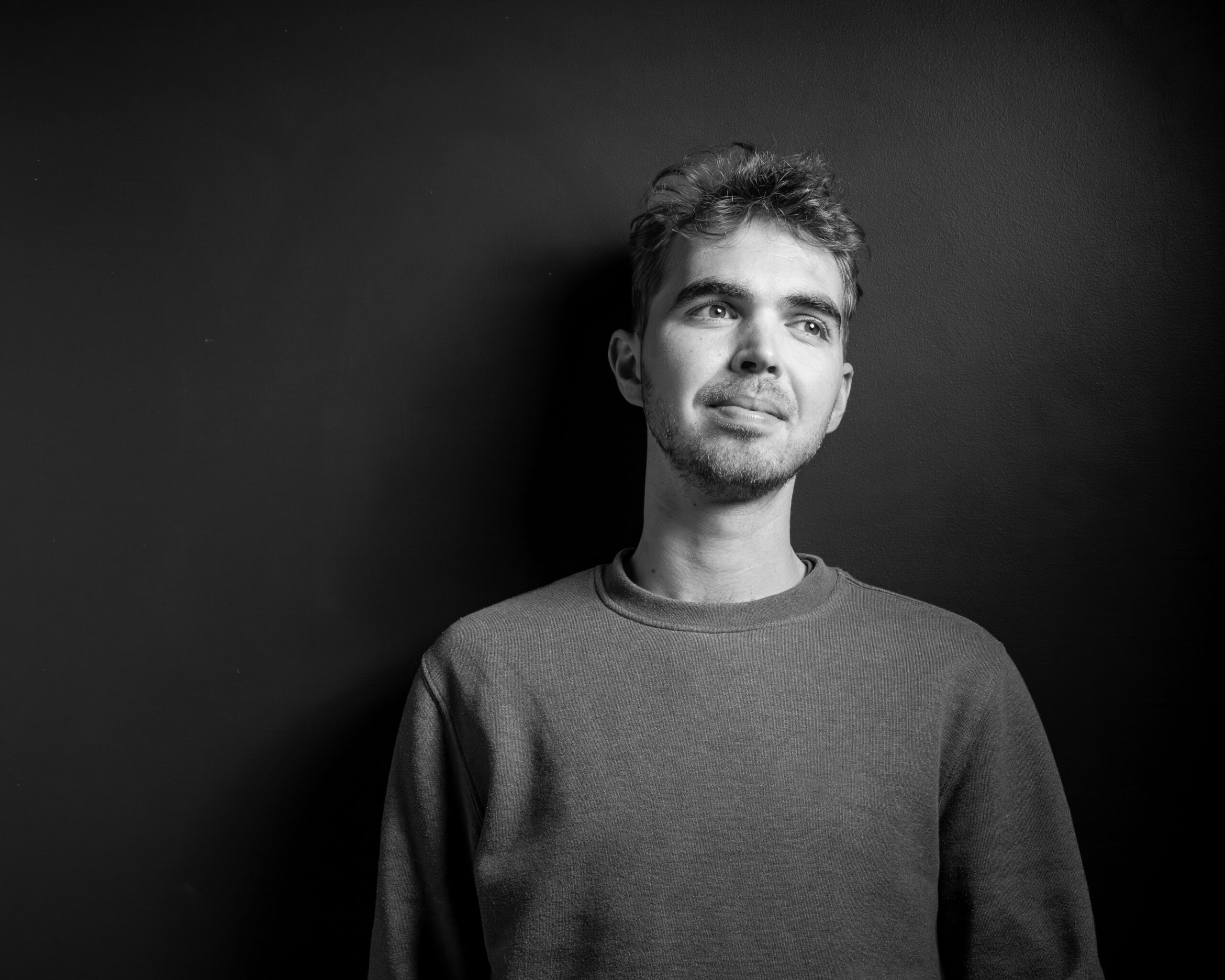 Photo studio d'un jeune homme