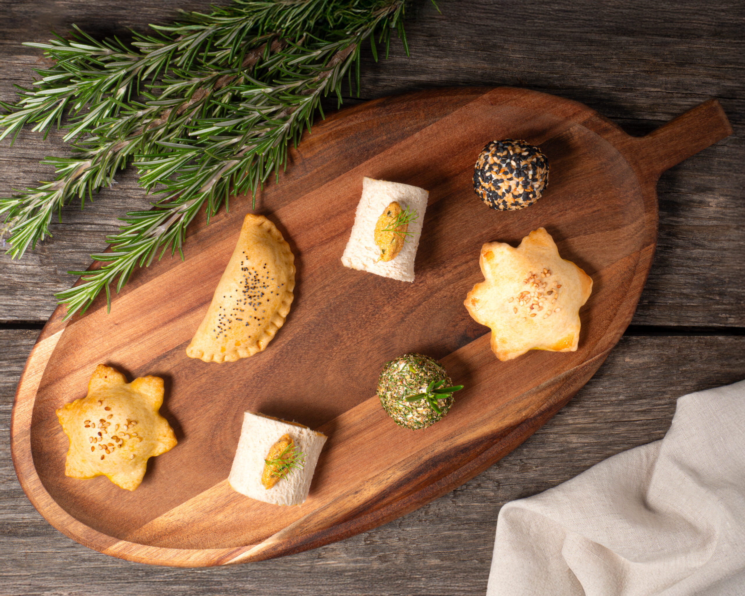 Présentation sur une jolie table de mignardises apéritif