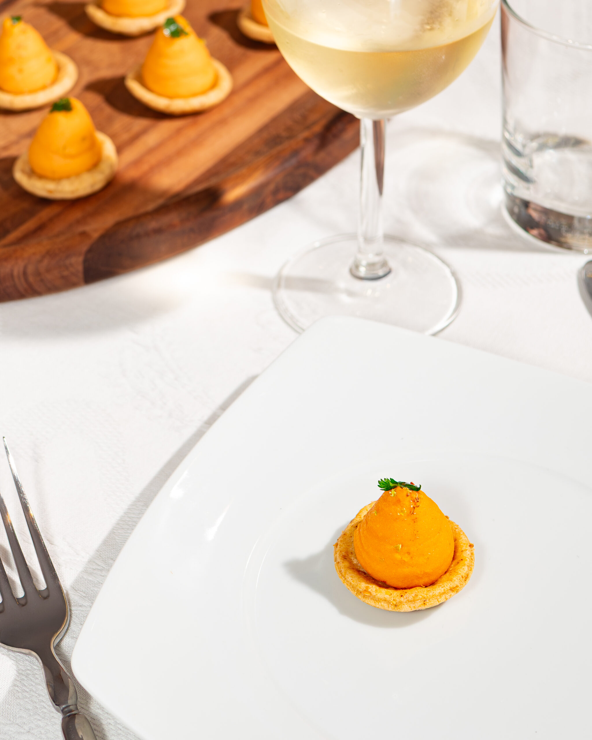 Table de restaurant avec mignardise et verre de vin
