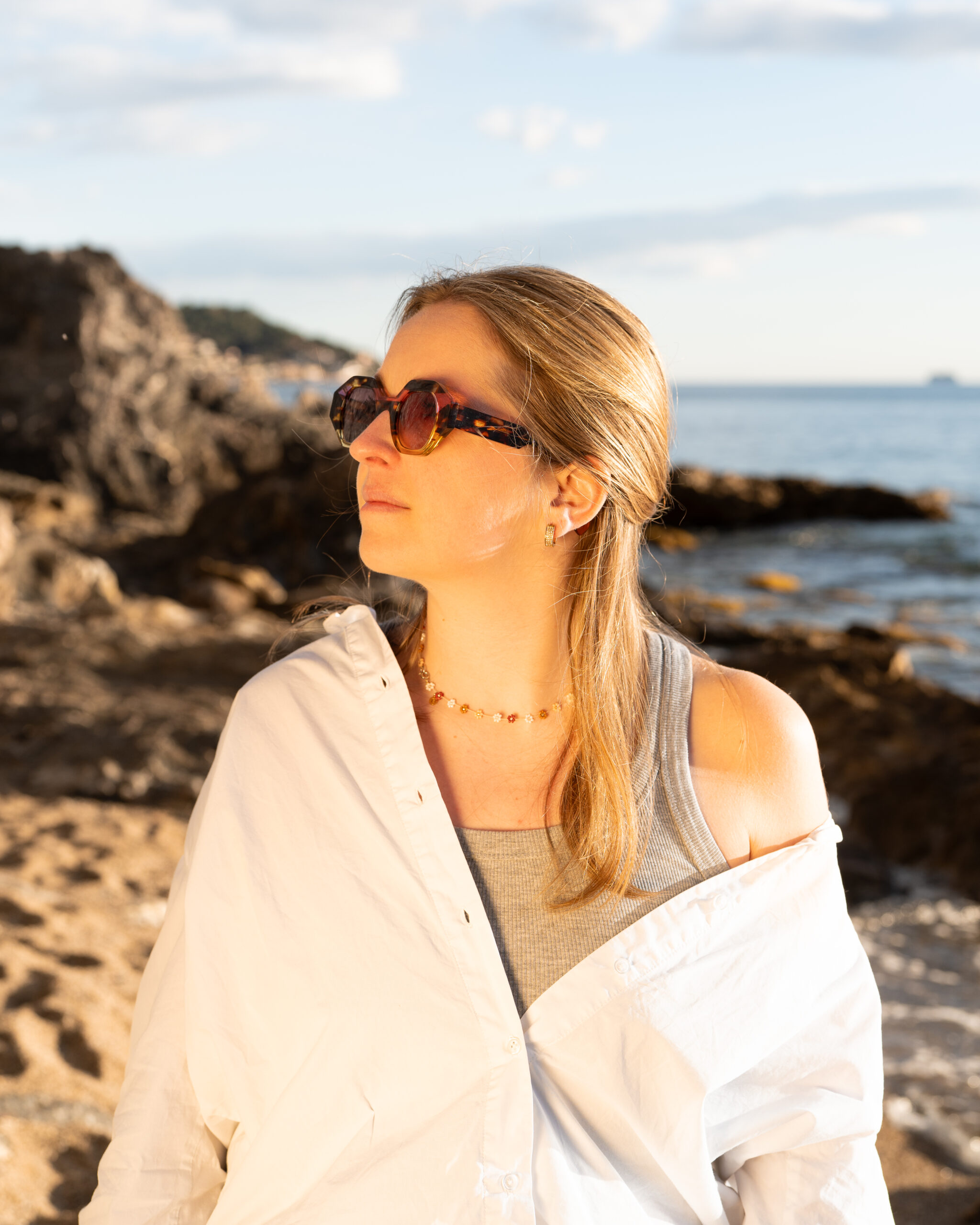 Shooting portrait de femme sur la plage
