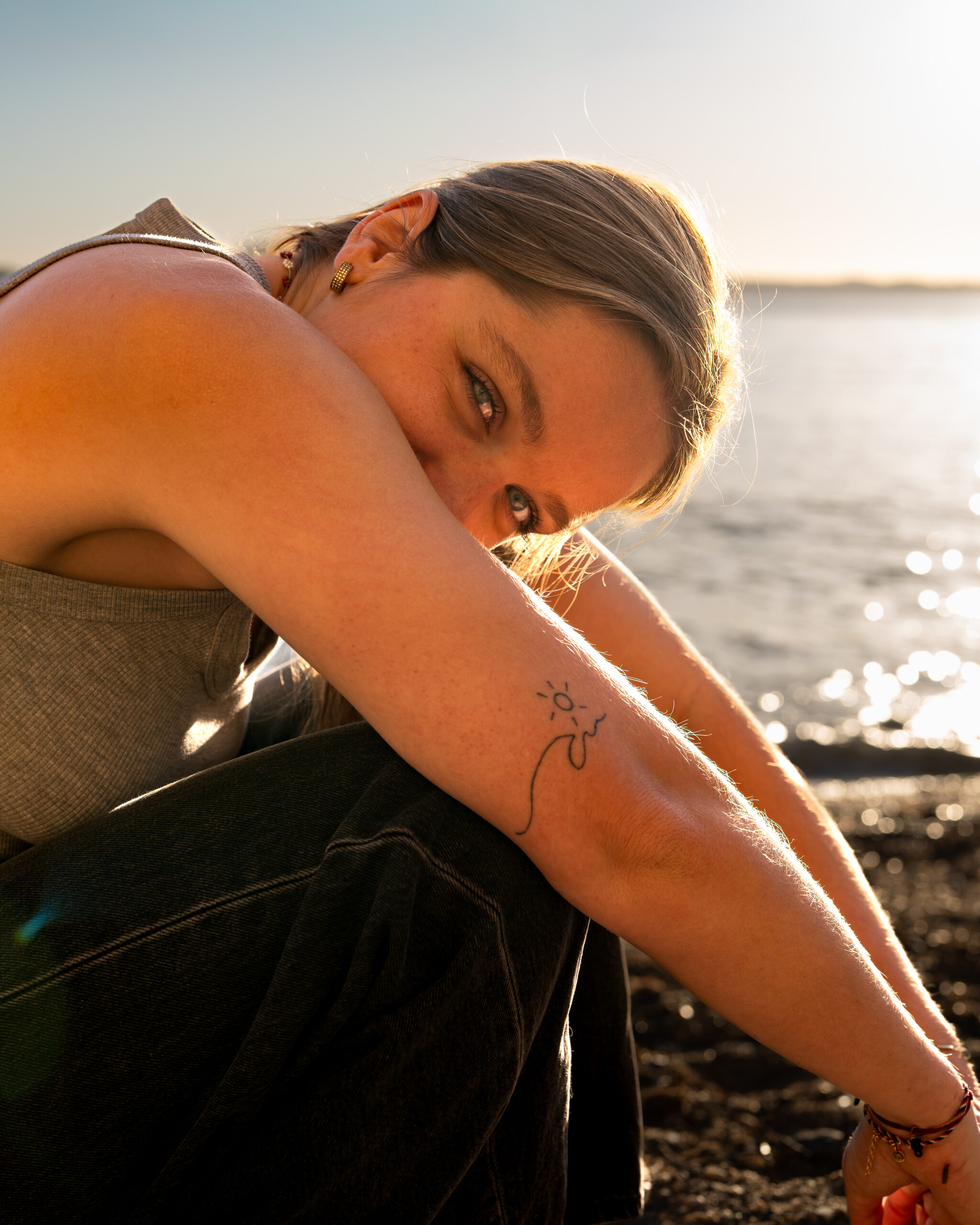 Shooting portrait de femme sur la plage