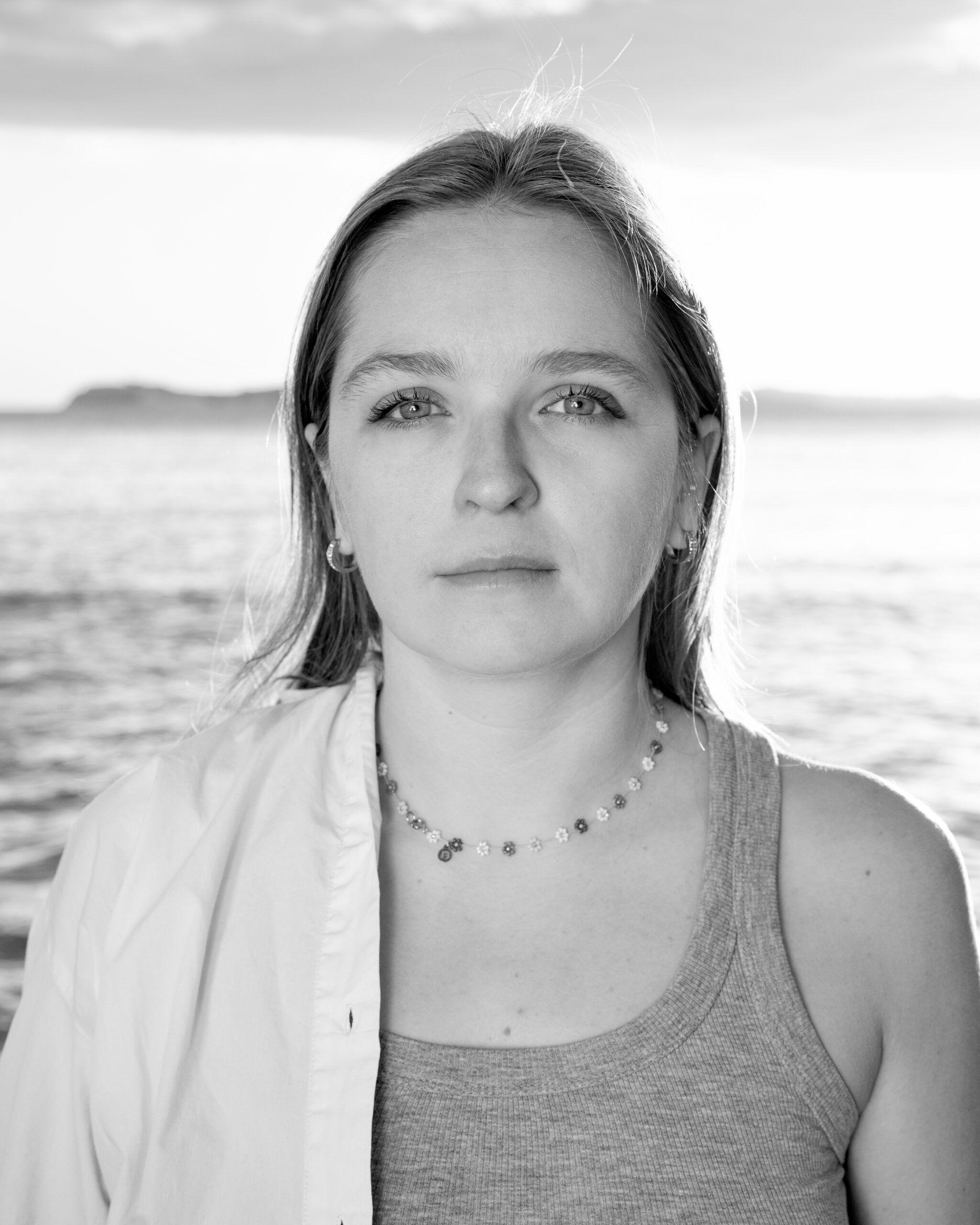 Shooting portrait de femme sur la plage