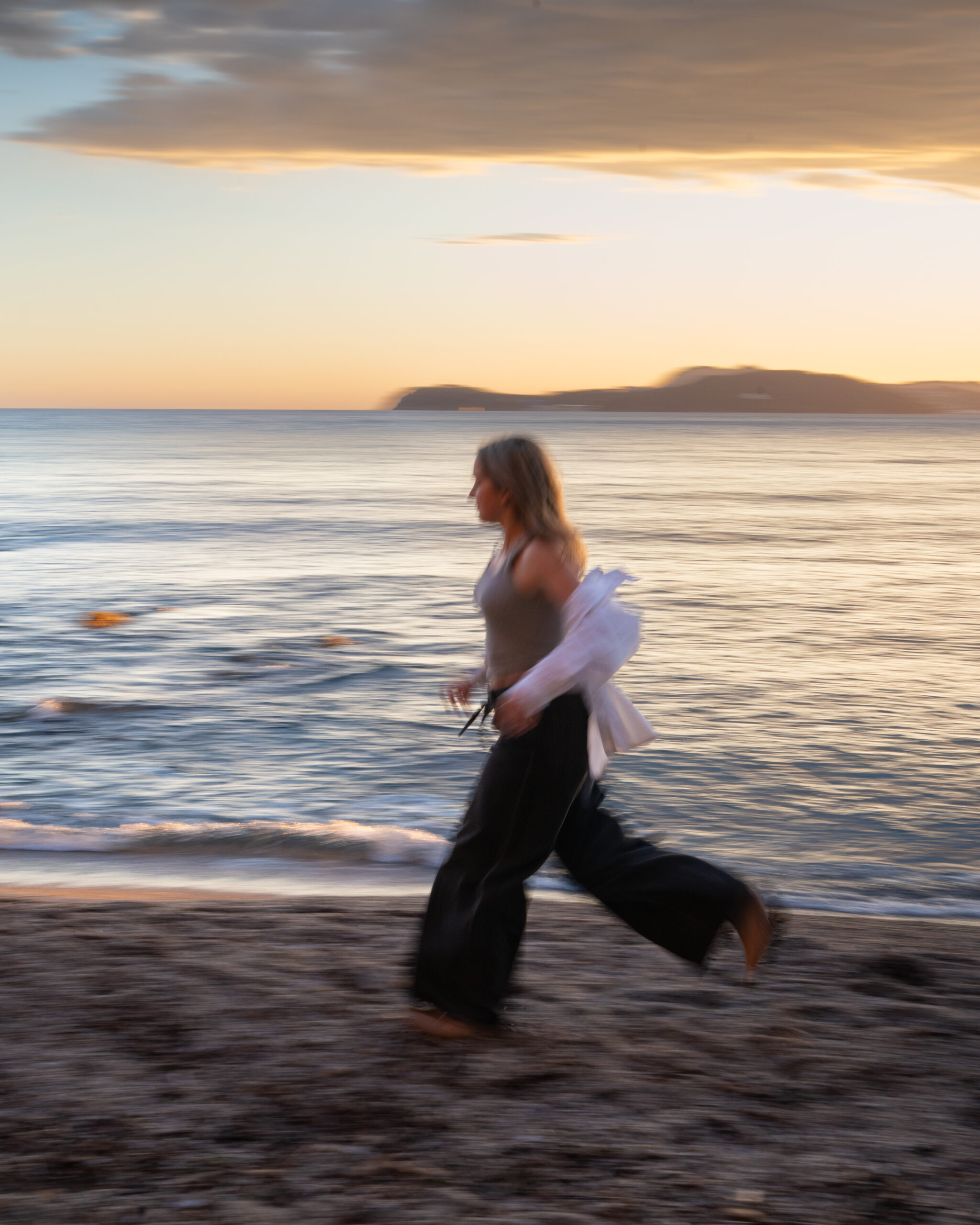 Shooting portrait de femme sur la plage