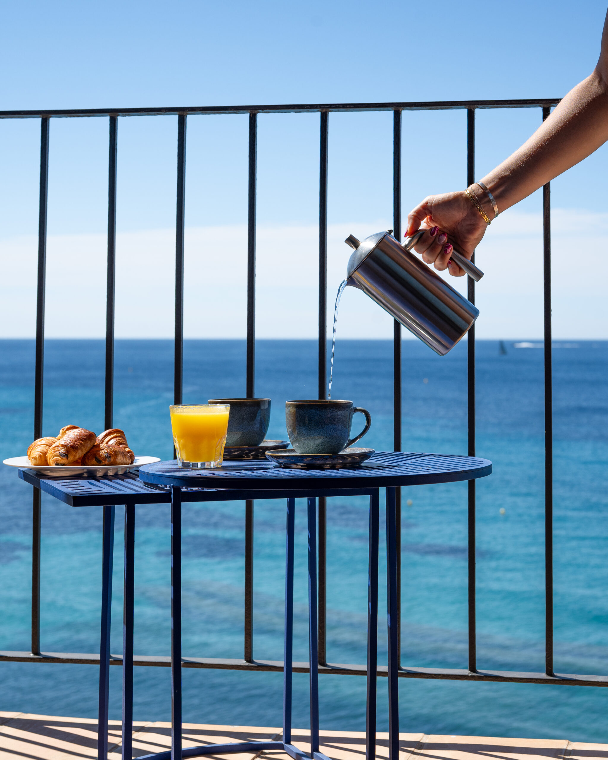 Service de petit-déjeuner d'un hôtel vue mer