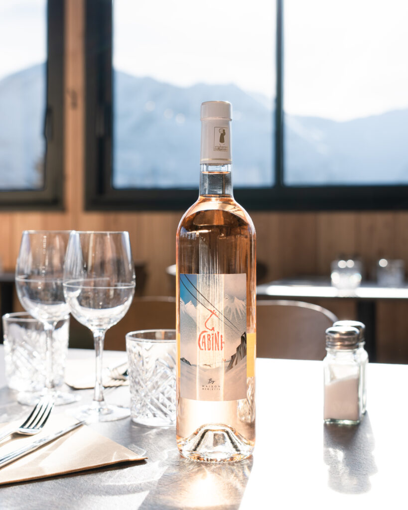 Bouteille de vin sur une table de restaurant