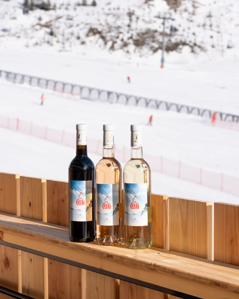 Bouteilles de vin sur une terrasse de restaurant