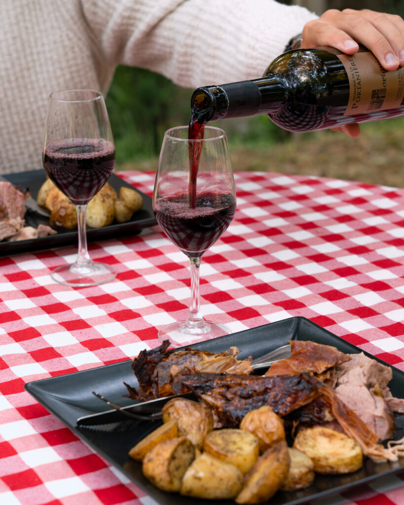 Service de vin sur table de restaurant