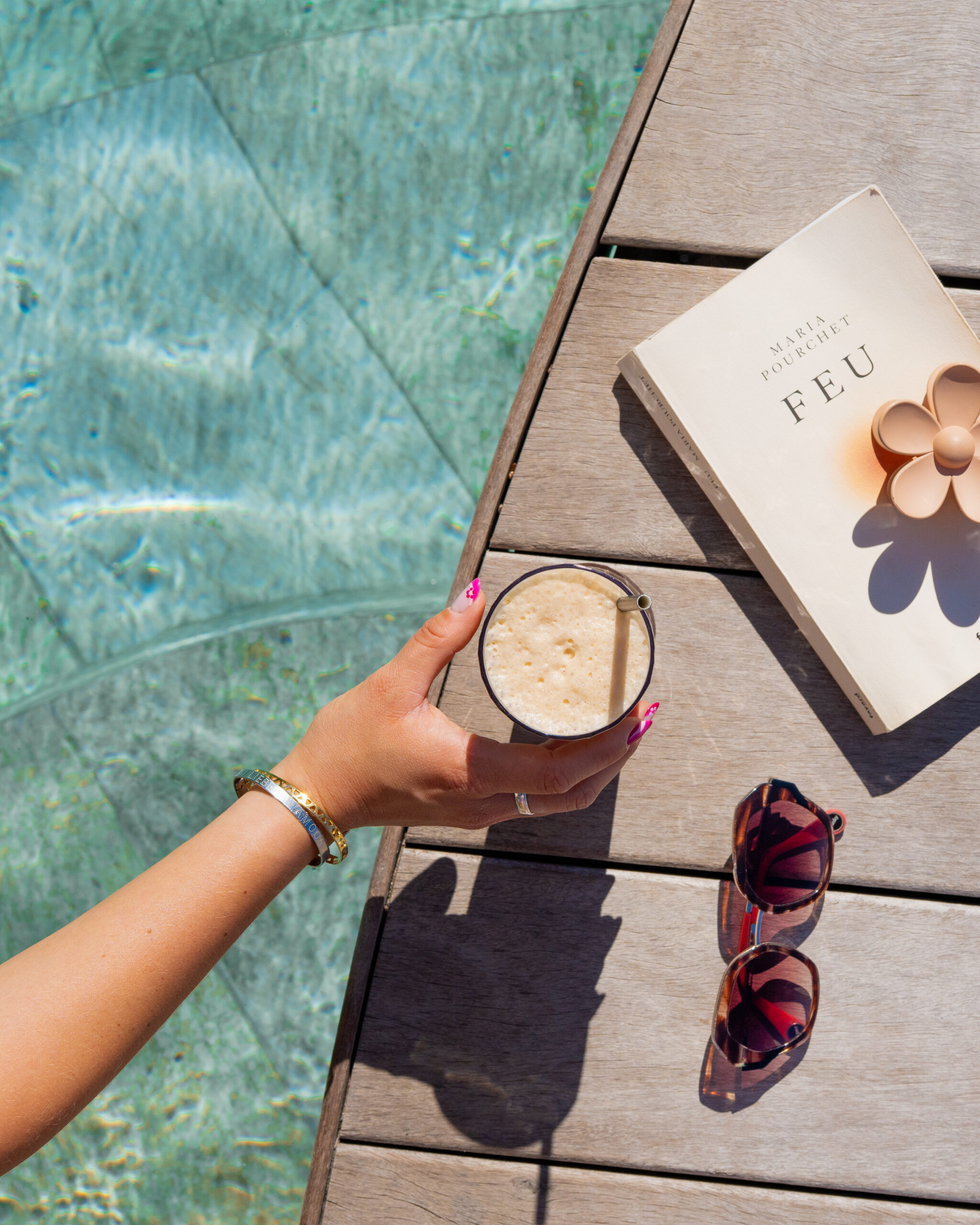 Café glacé en bord de piscine