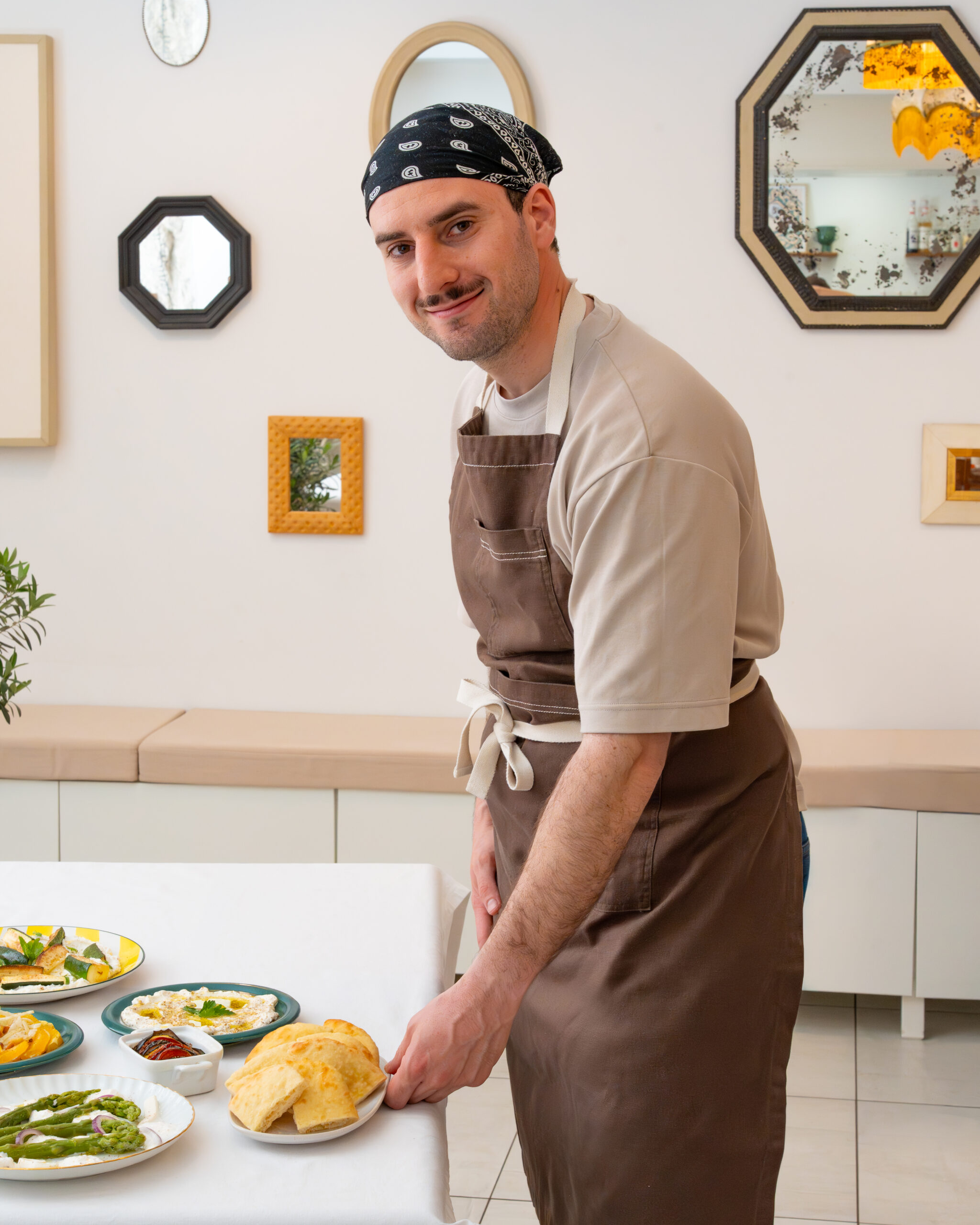Chef cuisinier en train de servir un plat
